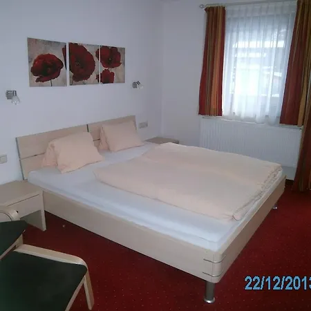 Gaestehaus Hirschenhof ゲストハウス 3*